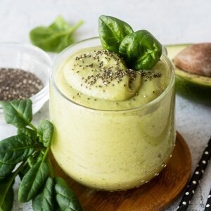 Tok Tutan Avokado ve Chia Tohumu Smoothie
